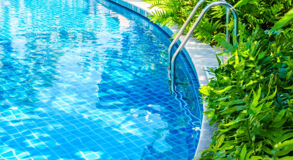 Come mantenere pulita l'acqua della piscina in estate