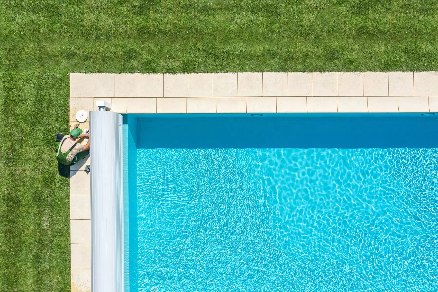 Giardiniere che pulisce filtro della piscina